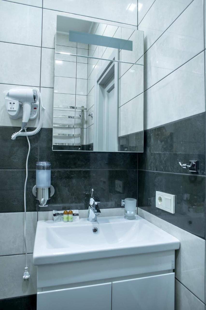 Mini Hotel Barvy Lvova On Horodotska St. エクステリア 写真