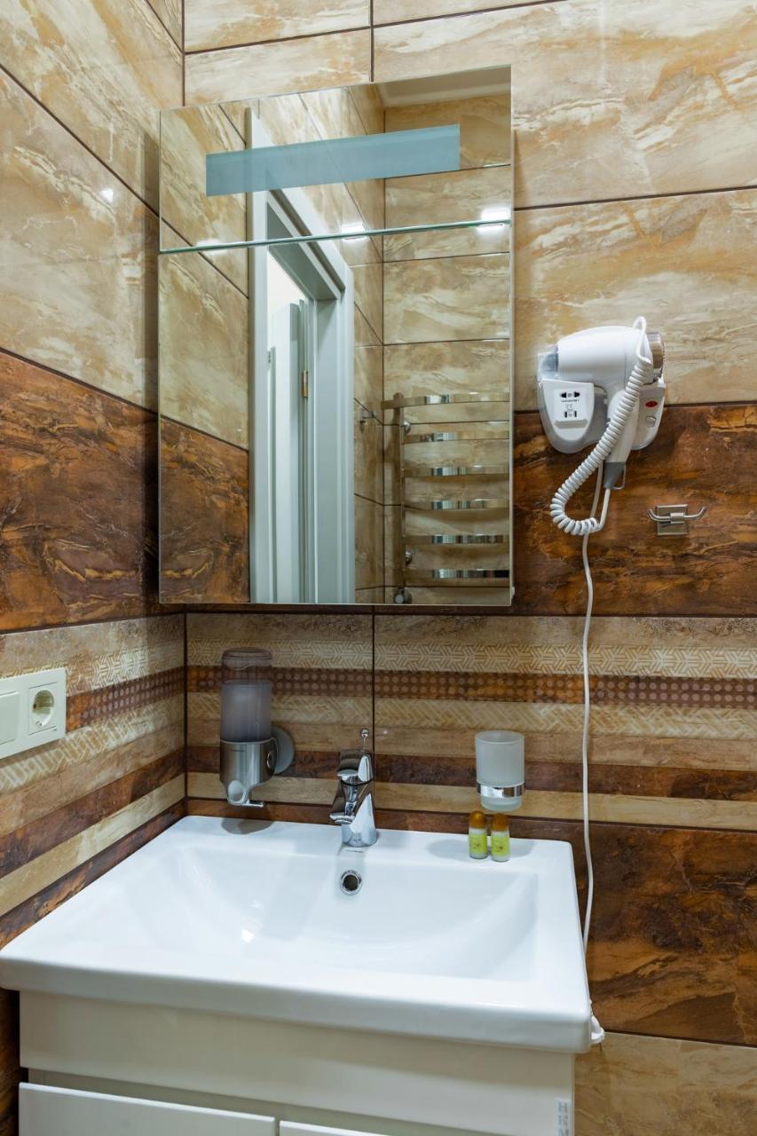 Mini Hotel Barvy Lvova On Horodotska St. エクステリア 写真